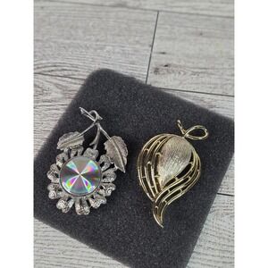 Lot Jewelarama Holographic Silver Tone Flower & Flower Bud Gold Tone Brooch VTG